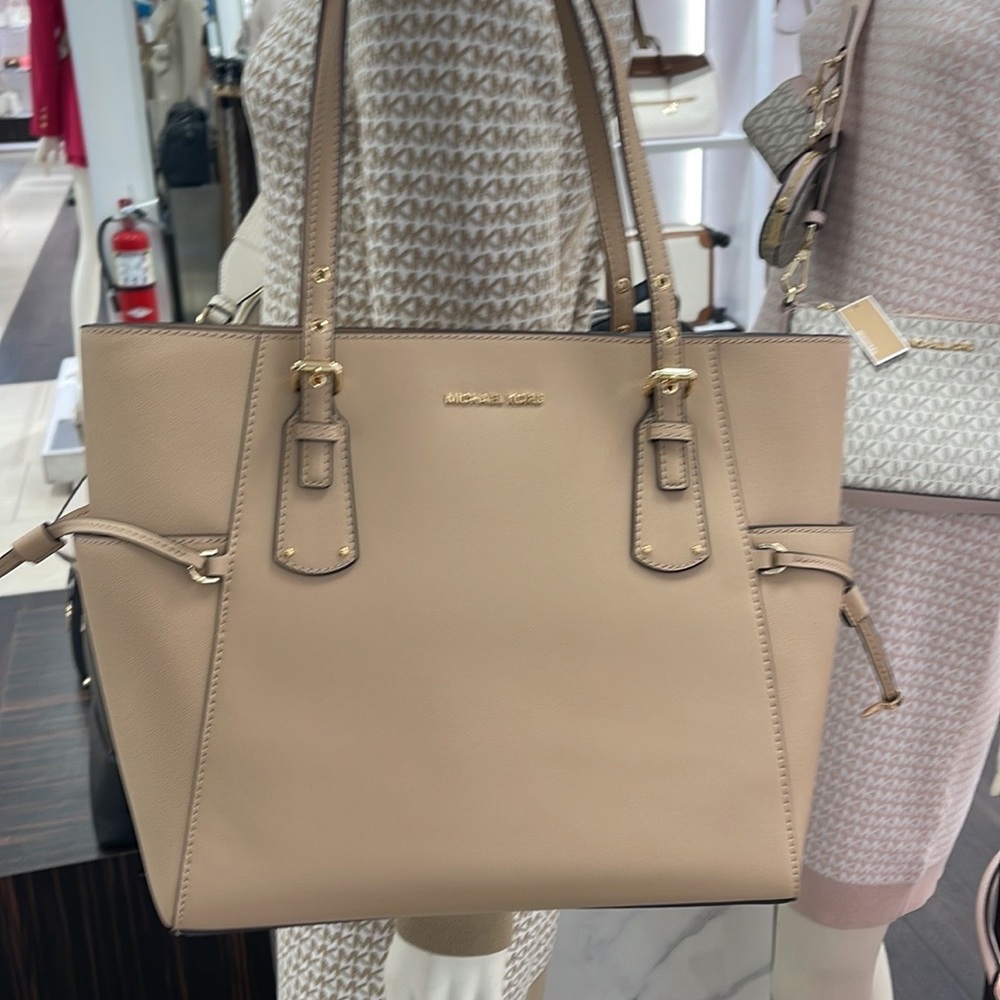 Michael Kors Voyager Small Saffiano Leather Tote Bag
30H1GV6T4T
NWT
OYSTER - Picture 10 of 16